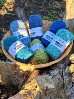 🇨🇮🧶 Donegal Tweed + @langyarns_official 🧶🇨🇮

Vous connaissez la laine Lang Yarns Donégal Tweed, Lang Yarns vous propose ici une version plus épaisse.

Cette laine est filée et teinte selon les traditions ancestrales de la région de Donégal en Irlande. L'authenticité du processus de fabrication traditionnelle confére de petites variations dans l'épaisseur de la laine, ce ne sont pas des défauts mais des signes de qualité de cette véritable laine de tweed.

🐑Composition : pure laine.

Pelote de 50 g = 105 m environ.

🪡Aiguilles n°4.5 - 5.

Echantillon pour 10 cm = 17 mailles et 25 rangs.

Prévoir 10 pelotes pour un pull simple taille M pour femme, 12 pelotes pour homme et 7 pelotes pour un 10 ans.

🎨Disponible en 28 coloris au choix sur www.ladylaine.net et en boutique.

Bon dimanche !🌧
•
#ladylaine #langyarnsdonegal #langyarns_official #langyarns #novembre #donegaltweed #donegal #laine #lainetweed #laineaddict #laineatricoter #laine #pelotedelaine #jaimetricoter #jetricote #passionlaine #laineaddiction #dimanchetricot #dimanche #weekend #weekendtricot #picoftheday #photooftheday #instatricot #igtricot