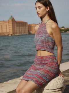 🚤🌞A l'approche des beaux jours, ce duo tricoté top dos nu avec jupe fera sensation à Venise ou ailleurs en vacances...🏖

DOS NU :
Modèle 20 siren's call du catalogue @wooladdicts 16.
🧶Laine et coton Footprints coloris 1115.0018.
🔄Tailles S/M/L/XL = 2/2/3/3 pelotes en fil double.
Se tricote du haut vers le bas (top down).
➿️Point de Côtes 2/2.
🪡Aiguilles circulaires courtes n°3.5.

JUPE :
Modèle 21 Song of the sea du catalogue @wooladdicts 16.
🧶Laine et coton Footprints coloris 1115.0018.
🔄Tailles S/M/L/XL = 2/2/2/3 pelotes.
➿️Point de Côtes 2/2 en fil simple.
🪡Aiguilles circulaires n°3 et 3.5.

Bon mercredi !😇
•
#ladylaine #wooladdicts #dosnu #jupe #venise