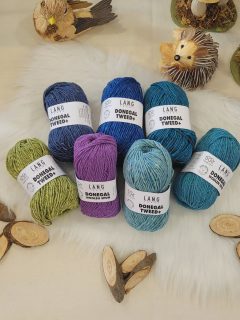 🧶Laine tweed : Donegal Woolen Spun et Donegal Tweed + de @langyarns_official🧶 

🇮🇪Laine Donegal Tweed + Lang Yarns
Vous connaissez la laine Lang Yarns Donégal Tweed, Lang Yarns vous propose ici une version plus épaisse.
Cette laine est filée et teinte selon les traditions ancestrales de la région de Donégal en Irlande. L'authenticité du processus de fabrication traditionnelle confére de petites variations dans l'épaisseur de la laine, ce ne sont pas des défauts mais des signes de qualité de cette véritable laine de tweed.
🐑Composition : pure laine.
Pelote de 50 g = 105 m environ.
🪡Aiguilles n°4.5 - 5.

🇮🇪Laine Donegal Woolen Spun Lang Yarns 
Tissé de tradition et de savoir-faire, DONEGAL WOOLEN SPUN est un fil cardé fabriqué sur des machines traditionnelles dans la région du Donegal, en Irlande. Sa fabrication artisanale donne naissance à un fil léger, chaud et moelleux, grâce à de petites poches d’air emprisonnées entre les fibres.
Les coloris sont doux et harmonieux qui donne à cette laine profondeur et vitalité.
🐑Composition: pure laine (mulesing free).
Pelote de 50 g = 105 m.
🪡Aiguilles n°4.5 - 5.

🎨Disponibles dans plusieurs coloris au choix en boutique Ladylaine et sur notre site www.ladylaine.net.

Bon samedi !😊
•
#langyarns #langyarnsdonegal #donegal #donegaltweed #donegalwoolenspun #laineatricoter #lainetweed #tweed #jetricote #jetricotepourmoi #jaimetricoter #jaimeletricot #laine #wool #yarn #lana #wolle #picoftheday #photooftheday #passionlaine #laineaddict #samedi #saturday #yarnaddict #yarnlove #weekend #weekendtricot