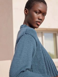 ☃️🧊Gilet classique en grosse laine, idéal en cas de froid et de vent fort.🧊☃️

🧥Modèle 22 Deep water du catalogue @wooladdicts 15, saison automne hiver 2025-2026.

🧶Laine Glory coloris 1061.0174 de @langyarns_official

🔄Tailles XS-S/M-L/XL = 13/16/18 pelotes.

➿️Point de Jersey endroit et côtes 2/2, très facile pour une débutante en tricot.

🪡Aiguilles n°6 et 7, ça monte vite !

Bon vendredi !🌬
•
#ladylaine #tricotfacile #tricoter #laine #ideetricot