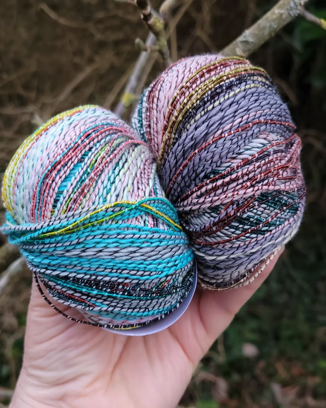 🧶🍭Nouveau fil : FIESTA de @langyarns_official 🍭🧶

Collection Printemps Eté 2025.☀️
Fil fantaisie comportant une base de coton aux coloris nuancés, entourée d'un fil de polyamide aux coloris plus vifs.
Idéal pour les projets d'été, ce fil se caractérise par son côté coloré dynamique.
Composition: 88% coton, 12% polyamide.
Pelote de 50 g. = 140 m.
🪡Aiguilles N°3.5 - 4.
Echantillon pour 10 cm en jersey = 22 m et 32 rgs.

💻Disponible en plusieurs coloris au choix sur www.ladylaine.net et en boutique Ladylaine.

Bon lundi !😉
•
#fiesta #coton #cotton #cottonaddict #cotone #yarn #baumwolle #lundi #monday #igknit #langyarns #langyarns_official #langyarnsfiesta #ladylaine #boutiquelaine #boutiquefrancaise #jetricote #jecrochete #nouveau #new #springvibes #summer #picoftheday #photodujour #photooftheday #jetricotepourmoi #filatricoter #wooladdict