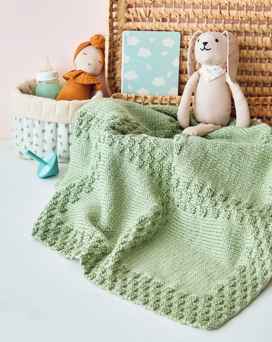 Livre tricoter un trousseau de naissance laines lang yarns de frederique alexandre