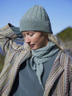 💙🩵Combo bonnet tricoté et écharpe en laine cachemire fine au point de torsades, un classique pour ne pas avoir froid face au vent et la pluie abondante.🩵💙

🧣ECHARPE:
Modèle 4 Esther du catalogue @langyarns_official Punto 94 Cashmere Extra Lace.
➿️Écharpe en pointes au point de torsades.
12 cm x 130 cm.
🧶Laine Cashmere Extra Lace coloris 96.0092 = 2 pelotes, fil double.
🪡Aiguilles n°3.5.

👒BONNET:
Modèle 3 Elin du catalogue @langyarns_fr Punto 94 Cashmere Extra Lace.
🧶Laine Cashmere Extra Lace coloris 96.0092 = 2 pelotes.
➿️Point de Côtes 1/1 et torsades.
🪡Aiguilles n°3 et 3.5.

Bon lundi !👌
•
#bonnet #echarpe #tricoter #langyarns #ladylaine