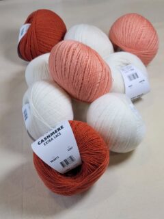 🥭🍓Cashmere Extra Lace • @langyarns_official 🍓🥭

Laine 100% cachemire extra fin

CASHMERE EXTRA LACE est un fil d’accompagnement raffiné, composé à 100 % de cachemire. D’une douceur exceptionnelle et d’un toucher luxueux, il s’associe harmonieusement à d’autres fils et constitue une alternative haut de gamme aux traditionnels mélanges de mohair et de soie. 

Il peut bien sûr être tricoté seul, notamment pour réaliser des châles ajourés ou des accessoires délicats. Sa légèreté remarquable en fait le fil idéal pour des créations tricotées avec une élégante note de luxe.

🐐Composition : 100% cachemire.

Pelote de 25 g.= 320 m.

🪡Aiguilles n°2,5-3.

Echantillon pour 10 cm : 27 m. et 47 rgs.

Pour un pull pour homme taille M, comptez environ 7 pelotes, 5 pelotes pour un pull taille M pour femme et 3 pelotes pour un pull enfant taille 10 ans.

🎨Disponible dans 32 coloris au choix sur www.ladylaine.net et en boutique Ladylaine.

Bon mercredi !😊
•
#cachemire #langyarns #laine #ladylaine #cashmere
