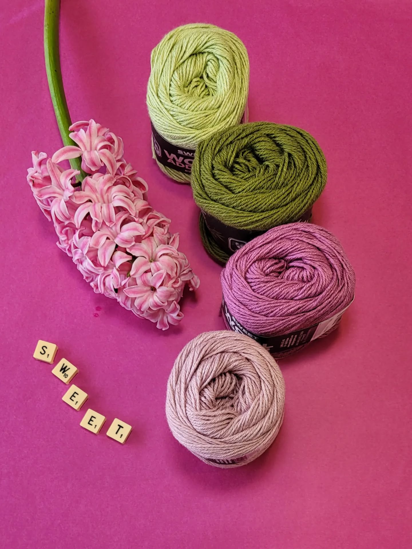 🌷🌸Coton Sweet Wooladdicts by Lang Yarns : un fil d'été doux à base de viscose de bambou 🎋

Collection Printemps-Eté 2026.🌞

🧶Découvrez SWEET, votre nouveau coup de cœur ! Composé de 55 % de coton et de 45 % de viscose de bambou, ce fil séduit par son éclat soyeux et son toucher incroyablement doux.

Pelote de 50 g. = 135 m.

🪡Aiguilles n°3.5-4.

Echantillon pour 10x10 cm : 22 m. et 31 rgs.

Prévoir pour pull simple: 12 pelotes pour homme, 10 pelotes pour femme, 8 pelotes pour enfant.

🌈Disponible en 30 coloris au choix sur www.ladylaine.net et en boutique Ladylaine.

Bon lundi !👌
•
#sweet #wooladdicts #ladylaine #langyarns #viscosebamboo