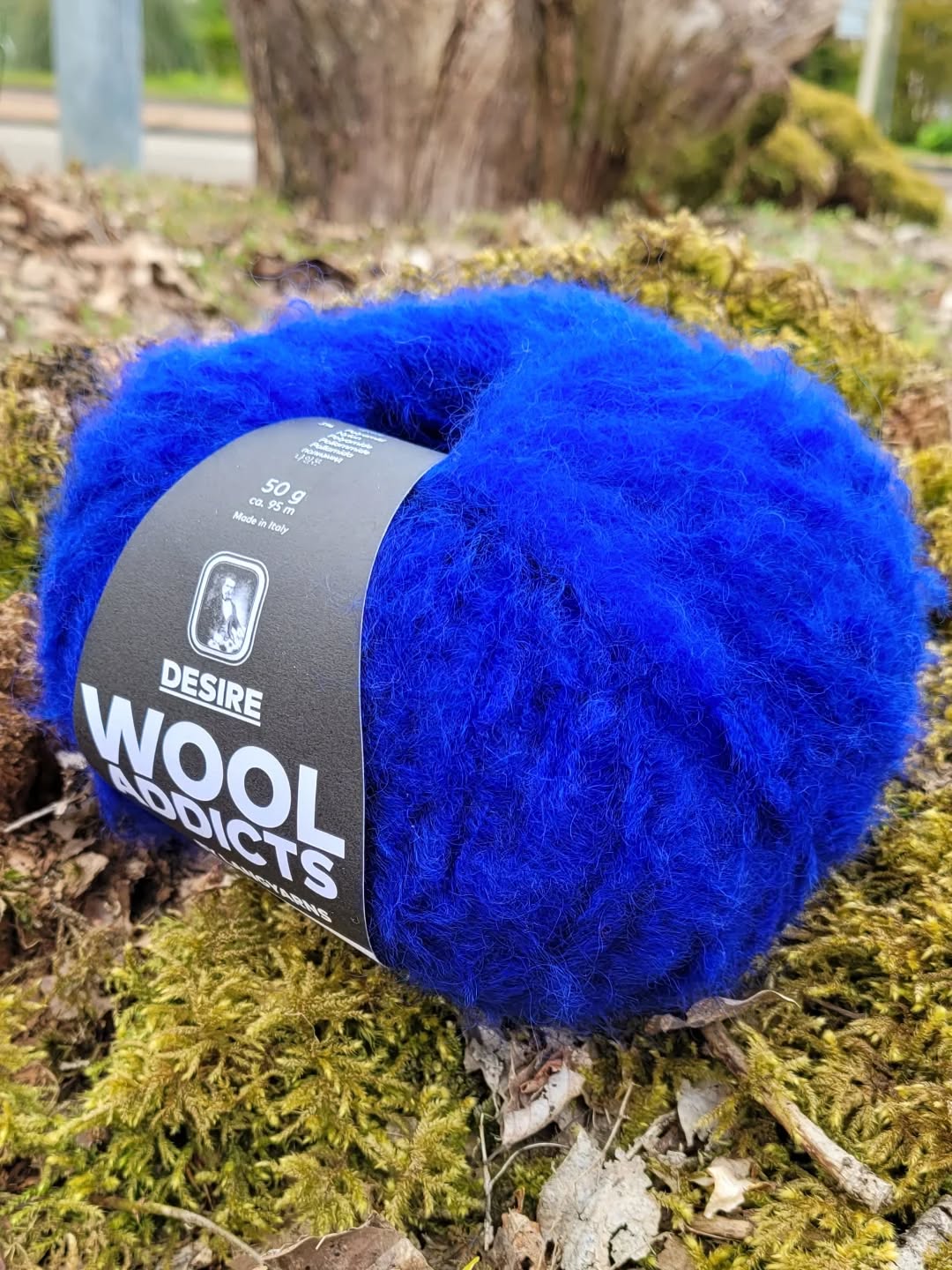💙Laine Desire Wooladdicts by Lang Yarns, disponible en 22 coloris.🎨

Laine mohair très douce et avec du volume, pour des pulls cocooning.😇

Réalisez votre DÉSIR de tricot le plus profond avec cette douce pelote de mohair. Volumineux, léger et aéré, ce fil vous permet de confectionner les accessoires et vêtements les plus confortables en un rien de temps. Préparez vos aiguilles et confectionnez un pull qui vous enveloppera dans la douce étreinte d’un câlin parfait.🥰

🐐Composition: 82% mohair superkid, 15% laine vierge, 3% polyamide.

Pelote de 50 g = 95 m.

🪡Aiguilles : 6 - 7.

Prévoir 7 pelotes de laine Desire pour un pull femme simple, 9 pelotes pour homme et 5 pelotes pour un pull 10 ans.

Echantillon pour 10 cm = 11 mailles et 16 rangs.

🛒A venir toucher en boutique et disponible sur notre site www.ladylaine.net.

Bon jeudi !😊
•
#ladylaine #desire #wooladdicts #wooladdict #wooladictsdesire #laine #wool #yarn #lana #wolle #lainemohair #mohair #jetricote #passionlaine #bleu #blue #picoftheday #photooftheday #laineaddiction #laineaddict #jeudi #thursday #yarnlove #yarnaddict #langyarns #langyarns_official #ideetricot