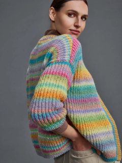 🌈Mood arc-en-ciel 🌈

👕Modèle 068 Ginger du catalogue @langyarns_fr Punto 88 Harmony et Magnolia, saison automne hiver 2025-2026.

🧶Laine Harmony coloris 1144.0009 de @langyarns_official.

🔄Tailles S-M/L-XL = 5/5 pelotes.

➿️Point de demi côtes anglaises.

🪡Aiguilles n°4 et 5.

Bon mercredi !☺️
•
#ladylaine #arcenciel #multicolor #gilet #cardigan #harmony #laine #wool #yarn #lana #jetricote #iknit #ideetricot #doityourself #faitmain #fattoamano #langyarns #langyarns_official #langyarnsharmony #picoftheday #photooftheday #passionlaine #passiontricot #tricoter #tricot #jetricote #handmade #handarbeit