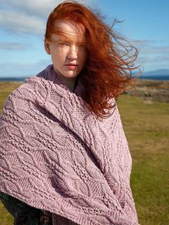🌧Avec ce temps humide, on a envie de se blottir dans un cocon de chaleur avec cette étole a motif d'inspiration irlandaise.🔥

🧣Modèle 084 Finola du catalogue @langyarns_official Punto 87 Spirit of Donegal.

↕️Étole 69 cm x 180 cm.

🧶Laine Donegal Tweed + coloris 1143.0048 = 14 pelotes de @langyarns_nl

➿️Point fantaisie avec grille expliquée dans le catalogue.

🪡Aiguilles n°4.5.

Bon mardi !🤗
•
#ladylaine #inspirationtricot #ideetricot #etole #etoletricot #schawl #mardi #tuesday #picoftheday #photooftheday #passionlaine #passiontricot #doityourself #torsade #jetricotepourmoi #jetricote #faitmain #langyarnsdonegal #donegal #donegaltweed #langyarns #langyarns_official #igknitting #instatricot #rose