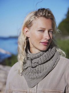 🏞Petit châle en pointe à porter comme une écharpe autour du cou, en laine extra fine cachemire.🏞

Modèle 2 Emily du catalogue @langyarns_official Punto 94 Cashmere Extra Lace.
 
↔️38 cm x 130 cm.

🧶Laine Cashmere Extra Lace soit 2 pelotes, fil en double.
 
➿️Point ajouré et Point mousse.
 
🪡Aiguilles n°4.5.

Bon mardi !🙃
•
#ladylaine #langyarns #chale #tricoter #lainecachemire