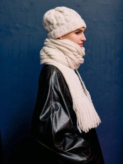 🦙⛄️Combo parfait pour l'hiver : écharpe et bonnet tricotés en laine de lama.⛄️🦙

👒BONNET:
Modèle 249 Odil du catalogue @langyarns_official Punto 89 Baby Lama.
🧶Laine Baby Lama coloris 1170.0001 = 1 pelote.
➿️Point de torsades et côtes 2/2.
🪡Aiguilles n°4.5 et 5.

🧣ECHARPE:
Modèle 250 Kerry du catalogue @langyarns_fr Punto 89 Baby Lama.
Écharpe 25 x 200 cm.
🧶Laine Baby Lama coloris 1170.0001 = 4 pelotes.
➿️Point de Côtes 2/2.
🪡Aiguilles n°5.

Bon mercredi !😊
•
#mercredi #wednesday #pattern #patrontricot #passionlaine #passiontricot #tricot #tricoter #knit #knitting #jetricote #babylama #bonnet #bonnettricot #echarpe #echarpetricot #scarf #scarfknitting #langyarns #langyarns_official #langyarnsbabylama #ladylaine #boutiqueshopping #boutiquefrançaise #boutiquelaine #doityourself #faitmain