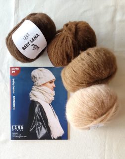 🦙Nouveau catalogue : Catalogue Lang Yarns Punto 89 Baby Lama🦙

Collection automne-hiver 2025-2026.🍁

11 modèles (bonnet, pulls, écharpe, gilets, mitaines et snoods) pour femme et homme à tricoter confectionnés exclusivement avec la laine Baby Lama de Lang Yarns, tous tricotés en top down (de haut en bas).

🧶Conçu à partir de fibres exceptionnellement moelleuses, BABY LAMA offre une douceur incomparable, même pour les peaux sensibles ou réactives. Cette fibre précieuse rivalise sans peine avec l’alpaga ou le cachemire : durable, chaude et étonnamment légère, elle séduit par sa tenue parfaite et son élégance naturelle.

Grâce à ses fibres creuses et semi-creuses, BABY LAMA assure une excellente isolation thermique tout en restant agréablement léger. Sa brillance subtile ajoute une touche de raffinement discret à toutes vos créations.

🎨Disponible dans une palette de teintes naturelles et de couleurs soigneusement harmonisées, ce fil est idéal pour donner vie à vos projets les plus créatifs et intemporels.

Composition laine Baby Lama Lang Yarns : 88% laine de lama, 12% polyamide pour la conception du fil à tricoter. 

📃Instructions en français, allemand et néerlandais.

Nous vous montrons les modèles dès demain !📸

Bonne journée.😺

@langyarns_official
@langyarns_fr
@langyarns_nl
•
#ladylaine #langyarns_official #langyarns #langyarnsbabylama #babylama #lainedelama #lama #mardi #11november #11noviembre #11novembre #ideetricot #inspirationtricot #pattern #patrontricot #laine #wool #yarn #wolle #lana #topdown #topdownsweater #topdownknitting #jetricotepourmoi #jetricote #jaimeletricot #jaimetricoter