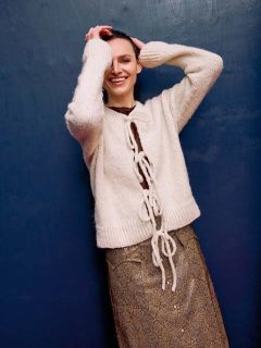 🍄‍🟫La tendance ces dernières années est à l'absence de boutons sur les gilets, remplacés par des liens tricotés en i-cord : voici une idée tricot.🍄‍🟫

🧥Modèle 247 Éloïse du catalogue @langyarns_official Punto 89 Baby Lama.

⬇️Gilet en top down (tricoté de haut en bas sans couture)

🧶Laine Baby Lama coloris 1170.0001 de @langyarns_fr

🔄Tailles S-M/L-XL = 7/9 pelotes 

➿️Point de Jersey endroit, I-cord, côtes 1/1 torses.

🪡Aiguilles circulaires n°4 et 5.

Bon jeudi !😁
•
#ladylaine #langyarns #langyarns_official #babylama #langyarnsbabylama #lama #lainedelama #gilet #cardigan #tricotfacile #tricotdebutante #tricotsanscouture #tricottopdown #topdown #topdownknitting #topdowncardigan #jeudi #thursday #ideetricot #boutiquefrançaise #jaimeletricot #icordknitting #icord #doityourself #faitmain