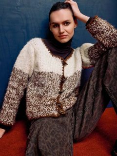 🍫Tendance chocolat blanc et café : couleurs incontournables de l'automne 🍁
 
🧥Modèle 245 Hazel du catalogue @langyarns_fr Punto 89 Baby Lama.

⬇️Gilet en top down (tricoté de haut en bas sans couture) :

🔄Tailles S-M/L-XL 
 
🧶Laine Baby Lama 
Coloris 1170.0001 = 5/7 pelotes 
Coloris 1170.0168 = 3/4 pelotes 
Coloris 1170.0096 = 2/3 pelotes 

Fil double.

➿️Point de Jersey endroit, très facile pour une débutante. 

🪡Aiguille circulaire n°9, ça monte vite !

Bon vendredi !😁
•
#ladylaine #laineatricoter #lainedelama #laineaddict #vendredi #friday #faitmain #gilet #cardigan #lama #laine #wool #yarn #wolle #jetricotepourmoi #jetricote #ilovewool #iloveknit #langyarns_official #langyarns #pattern #patrontricot #tricotfacile #tricottopdown #langyarnsbabylama #babylama #topdowncardigan #topdown #topdownknitting