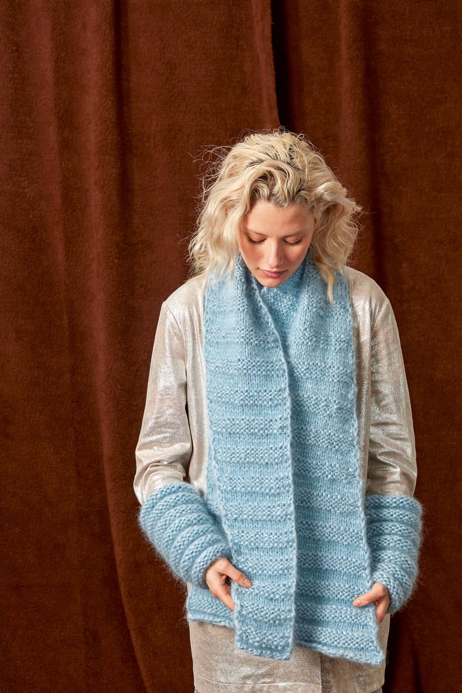 Echarpe et manchettes 22 et 23 du catalogue Lang Yarns FAM 282 Collection