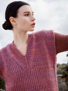 🌟🍬Sans ou avec manches, à col V ou col roulé, au point de demi côtes anglaises ou bien en jersey...laine laine Glamour de @wooladdicts légèrement brillante s'invite dans 2 inspirations de modèles à tricoter.🍬🌟

PULL SANS MANCHES:
👕Modèle 12 Soaring Rush du catalogue @wooladdicts 15.
🧶Laine Glamour coloris 1151.0048.
🔄Tailles S/M-L/XL = 5/5/6 pelotes.
➿️Point de demi côtes anglaises.
🪡Aiguilles n°5.

PULL :
👕Modèle 13  Raise me up du catalogue @wooladdicts 15.
🧶Laine Glamour coloris 1151.0048.
🔄Tailles S-M/L-XL :  6/7 pelotes.
➿️Point de Jersey endroit et côtes 1/1.
🪡Aiguilles n°5.5.

Bon mercredi !🙏
•
#mercredi #wednesday #picoftheday #photooftheday #passionlaine #passiontricot #tricoter #tricot #jetricotepourmoi #jetricote #glamour #wooladdicts #wooladdictsglamour #ideetricot #inspirationtricot #picoftheday #photooftheday #lovewool #loveyarn #laine #wool #lana #wolle #langyarns_official #langyarns #ladylaine #boutiquelaine #boutiqueshopping #instatricot