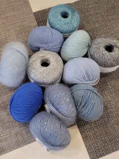 🫧🧊Classique mélange de ton de tons de bleu et de gris, de jolies couleurs hivernales faciles à associer.🧊🫧

📸Nous vous présentons aujourd'hui notre harmonieux mélange de laines :

🧶Mohair Fancy et Mohair Luxe, deux laines mohair et soie de @langyarns_official.

🧶Lamé Soft de @langyarns_fr pour la brillance.

🧶Cashmere Premium de @langyarns_nl, un 100% cachemire très utilisé pour la fameuse Sophie Scarf de PetiteKnit.

🌈D'autres coloris sont disponibles en boutique Ladylaine et sur notre site www.ladylaine.net.

Bon vendredi !🙂
•
#laineatricoter #ladylaine #langyarns #cachemire #laine