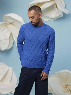 🧑Messieurs, voici votre pull de Printemps dans une fibre innovante et dans un joli point formant des losanges. Plutôt bleu 🩵ou bleu marine 💙?

👕Modèle 58 Noah du catalogue @langyarns_official FAM 288 Collection, saison Printemps été 2026.

🧶Fil à tricoter Ananas coloris 1159.0006 de @langyarns_fr

🔄Tailles S-M/ L-XL = 10/11 pelotes.

➿️Point de torsades en losanges.

🪡Aiguilles n°2.5 et n°3.5 + Aiguille circulaire courte n°2.5.

Bon jeudi !
•
#ladylaine #pullhomme #pulltricot #ananas #langyarns