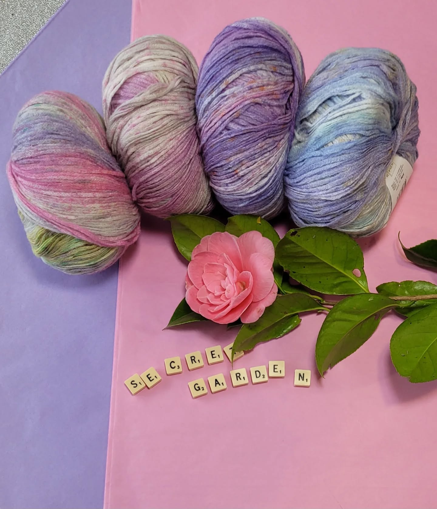 🌷🪻Évadez-vous dans un jardin de couleurs avec le fil Secret Garden🪻🌷
🌈Disponible en 11 coloris au choix sur www.ladylaine.net et en plus, en promo en ce moment ! 

Beau coton aux coloris tendres dégradés, une invitation à partager un doux rêve de fleurs et de parfum au fur et mesure que vos mains indiquent le chemin.

Composition: 84% coton, 16% polyamide.

Pelote de 50 g. = 240 m.

🪡Aiguilles 3.5 - 4.

Echantillon pour 10 cm = 21 mailles et 36 rangs.

Pour un pull homme taille M prévoir 6 pelotes, 5 pelotes pour un pull femme taille M et 3 pelotes pour un pull enfant 10 ans.

Bon mercredi !🌞
•
#ladylaine #langyarns #secretgarden #coton #filatricoter