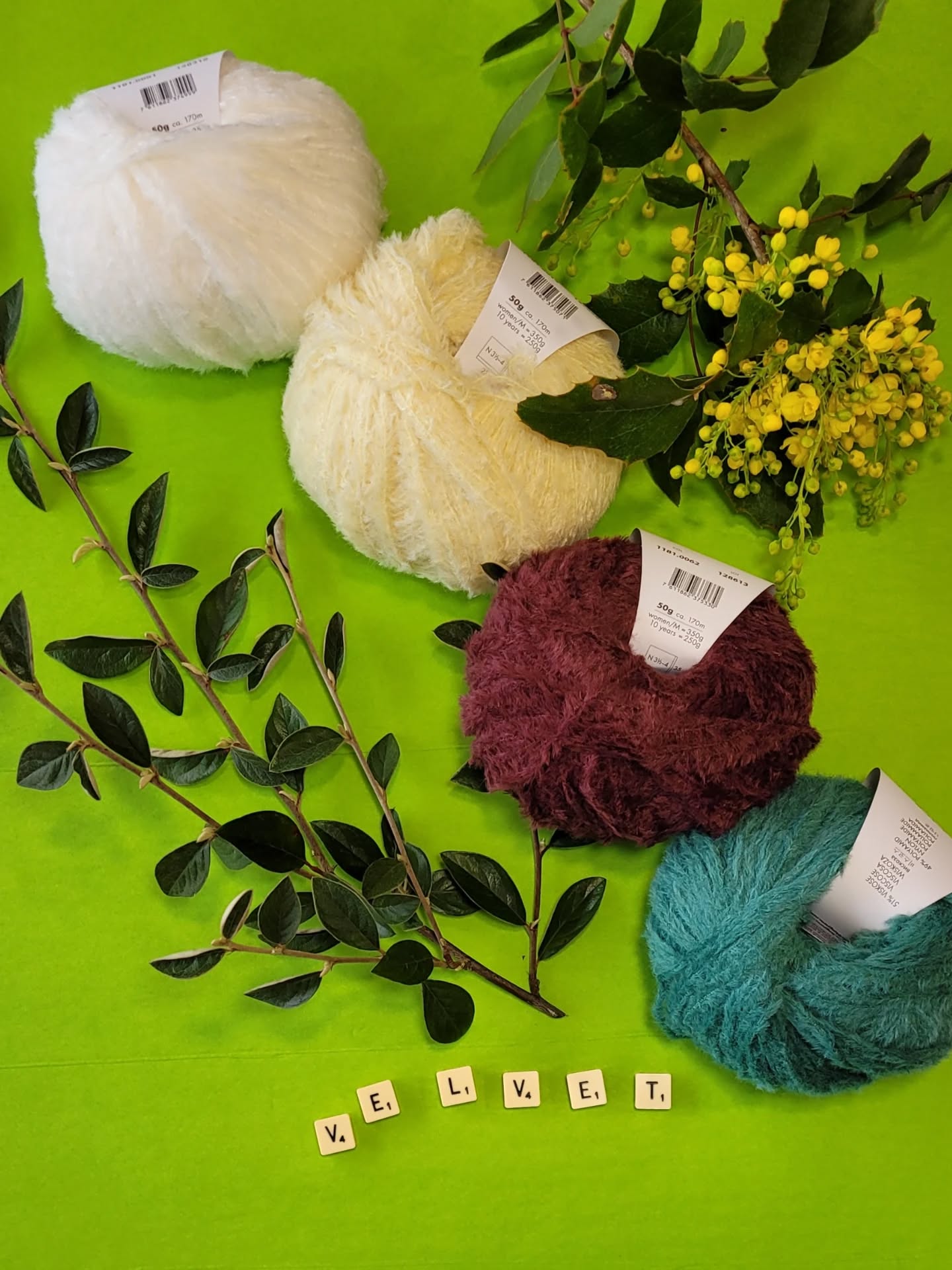 🌱Fil Velvet Lang Yarns : une douceur velours🌱🥰
Collection Printemps-Eté 2026.

🧶VELVET associe une âme fine et résistante en polyamide à un duvet de viscose délicatement soyeux. Une fois tricoté, le fil révèle une surface veloutée, presque fourrure, où les mailles s’estompent pour laisser place à une texture riche et enveloppante. Idéal pour créer des finitions en fausse fourrure — bord-côtes, cols ou capuches — il apporte instantanément une note précieuse et élégante à chaque création.

Utilisé seul ou comme fil d’accompagnement, VELVET enrichit les modèles de profondeur, d’un toucher ultra-doux et d’une pointe d’extravagance assumée.

Composition : 51% viscose, 49% polyamide.

Pelote de 50 g. = 170 m.

🪡Aiguilles n°3.5-4.

Echantillon pour 10x10 cm : 23 m. et 35 rgs.

Prévoir pour un pull simple: 7 pelotes pour femme, 5 pelotes pour enfant.

🎨Disponible en plusieurs coloris au choix sur www.ladylaine.net et en boutique Ladylaine.

Bon mardi !😊
•
#ladylaine #velvet #velours #langyarns #tricoter