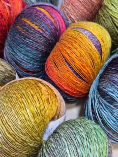🌈Savourez la légèreté du lin et l'éclat des couleurs avec Linello de @langyarns_official 🌈

Fil à tricoter aux coloris dégradés, disponible en plusieurs coloris au choix.

Composition: 40 % Lin, 32 % Coton, 28 % Viscose.

Pelote de 100 g = 280 m.

Métrage intéressant pour tricoter des châles (voir les catalogues spécifiques Punto n°27 et Punto N°39)

🪡Aiguilles N° 3.5 - 4.

Echantillon pour 10 cm = 20 m et 30 rgs.

Prévoir 3 pelotes pour un 10 ans, 4 pelotes pour femme, et 5 pelotes pour homme.

🛒A découvrir en boutique Ladylaine et sur notre site www.ladylaine.net.

Bon mercredi !✌️
•
#ladylaine #lin #linello #langyarns #filatricoter
