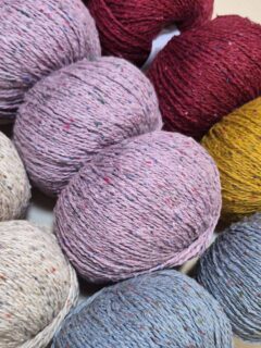 🧶🌞Cotton Tweed @langyarns_fr : l’esprit tweed en version estivale🌞🧶

Collection Printemps-Eté 2026.

COTTON TWEED revisite le tweed pour la belle saison en associant une douceur agréable au toucher à un caractère authentique et naturel. Parfait pour les tricots d’été, ce fil se compose de deux brins torsadés : un fil uni servant de base et un second fil en soie parsemé de noppes colorées typiques du tweed. Cette construction apporte une texture riche et dynamique, tout en restant légère et confortable à porter.

Composition : 67% coton, 24% soie et 9% polyester.

Pelote de 50 g. = 130 m.

🪡Aiguilles n°3.5-4.

Echantillon pour 10x10 cm : 19 m. et 26 rgs.

Pour un pull simple prévoir: 10 pelotes pour homme, 7 pelotes pour femme, 5 pelotes pour enfant.

🎨Disponible en plusieurs coloris au choix sur www.ladylaine.net et en boutique Ladylaine.

Bon lundi !🫠

@langyarns_official
@langyarns_nl
•
#cottontweed #ladylaine #tweed #langyarns #pelote