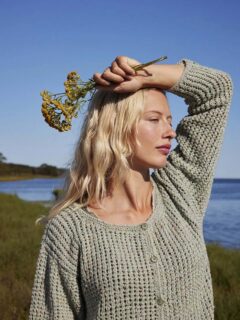 🌊Au bord de la mer, optez pour un gilet en matière naturelle, en coton Cotton Tweed, nouveauté de @langyarns_official 🌊

🧥Modèle 6 Cassie du catalogue lang yarns punto 90 Cotton Tweed de @langyarns_nl. 

🧶Cotton Tweed coloris 1178.0091 de @langyarns_fr.

🔄Tailles S/M/L/XL = 10/11/12/13 pelotes.

➿️Point ajouré.

🪡Aiguilles circulaires n°3.5 et 4.

Bon mardi !✌️
•
#ladylaine #langyarns #cottontweed #tricoter #jetricote