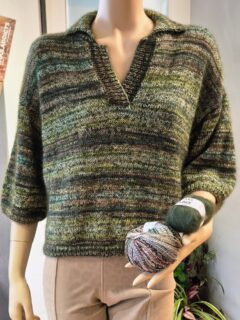 ✨️Nouveau pull Printemps été tricoté main, disponible en vente à la boutique et sur note site www.ladylaine.net.✨️

🍏🍐Un joli classique de mi-saison à col polo, un pull mêlant coton fantaisie et deux autres fils de mohair et soie tricotés ensemble.🍐🍏

👕Modèle taille M n°25 Sanne du catalogue @langyarns_official FAM 288 Collection, saison Printemps été 2026.

🔄Tailles S-M/L-XL :
🧶Coton Fiesta coloris 1160.0006 = 7/8 pelotes 
+ 🧶mohair et soie Lace coloris 992.0098 = 7/8 pelotes de @langyarns_nl.

Le pull se tricote avec 1 fil de Fiesta + 2 fils de Lace.

➿️Point de Jersey endroit et côtes 1/1, très facile pour une débutante en tricot.

🪡Aiguilles n°3 et 4.

Bon mercredi !👌
•
#ladylaine #fiesta #pulltricot #lace #langyarns