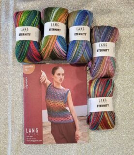 📕Présentation du nouveau catalogue de modèles printemps été 2026 de @langyarns_fr.

Catalogue Lang Yarns Punto 91 Colorful

👕16 modèles pour femmes tricotés et crochetés (débardeurs, pulls sans manches, pulls manches longues, gilet sans manches, châles, gilets longs, sac) avec les fils Illusion, Quattro Dégradé, Eternity, Lisboa de Lang Yarns.

Compositions :

🧶Illusion : 55% coton, 45% viscose de bambou.

🧶Quattro Dégradé : 100% coton.

🧶Eternity : 100% coton.

🧶Lisboa : 100% coton.

Des modèles colorés aux coloris dégradés, vitaminés, parfaits à porter pour la belle saison ensoleillée.☀️

A découvrir dès demain !🙏

Bonne journée😉

@langyarns_official
@langyarns_nl
•
#ladylaine #crochet #langyarns #colorful #tricot