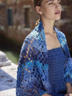 🦋Châle au crochet bleu turquoise qui appelle à de belles vacances estivales 🦋

Modèle 16 Ivanka du catalogue @langyarns_fr Punto 91 Colorful, saison Printemps été 2026.

↔️76 cm x 182 cm.

🧶Coton Quattro dégradé coloris 1088.0011 = 4 pelotes de @langyarns_official

🪡Crochet n°3.5.

Bon lundi !✌️
@langyarns_nl
•
#ladylaine #langyarns #chalecrochet #chale #crocheter